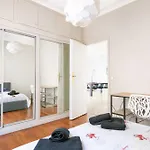 Bright And Spacious Family Nest In Διαμέρισμα