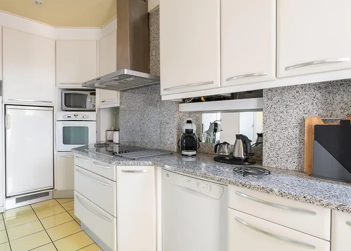 Bright And Spacious Family Nest In Appartement Perpignan